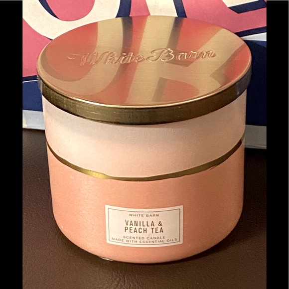 B&BW/White Barn Vanilla & Peach Tea Scented Candle